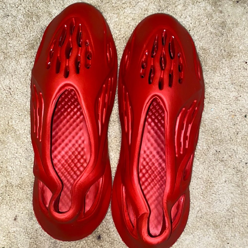 Red foam runners size 12 in women’s 10 in men